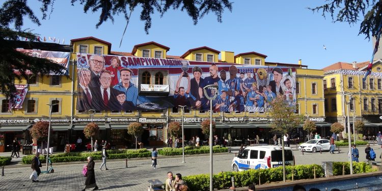 Şampiyonluk için geri sayım başladı; taraftar, Trabzon'a akın ediyor