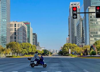 Şangay çığlıkları: 3 haftadır karantinada olan şehrin sakinleri camlarından bağırdı
