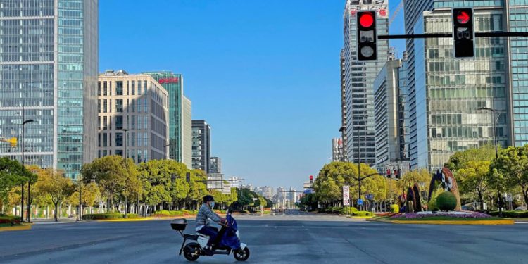 Şangay çığlıkları: 3 haftadır karantinada olan şehrin sakinleri camlarından bağırdı