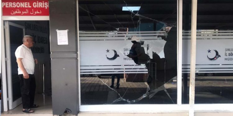 Şanlıurfa İl Göç İdaresi'nin camlarını taşlayan 15 Suriyeli gözaltına alındı