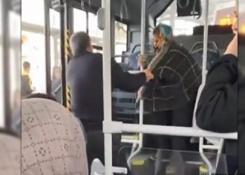 Şanlıurfa’da kartı olmayan yaşlı kadın yaka paça otobüsten atıldı