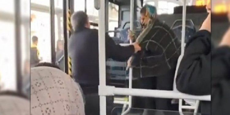 Şanlıurfa’da kartı olmayan yaşlı kadın yaka paça otobüsten atıldı