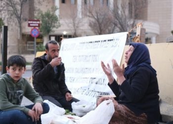 Şenyaşar ailesi, ilk iftarlarını adliye önünde yaptı