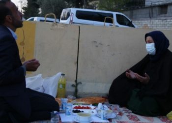 Şenyaşar ailesi, ilk iftarını adliye &ouml;n&uuml;nde a&ccedil;acak