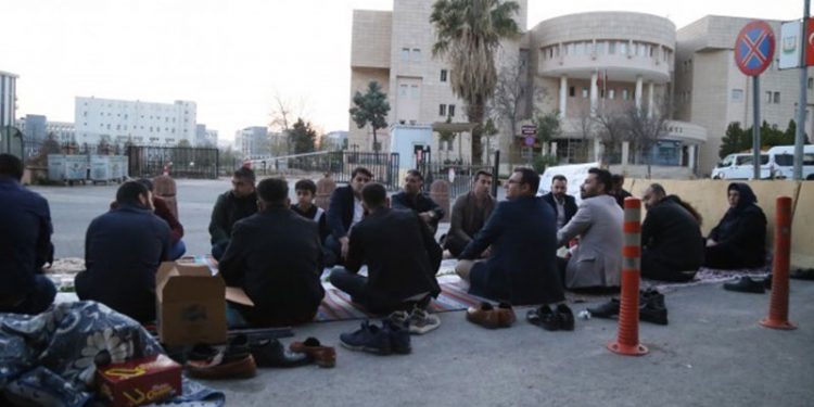 Şenyaşar ailesinin adliye önündeki iftar sofrası genişledi