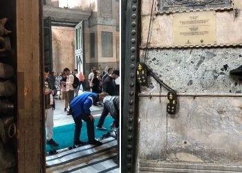 ‘Ayasofya Camisi’nde ayakkabılar tarihi kapıya zarar verecek şekilde konuyor’