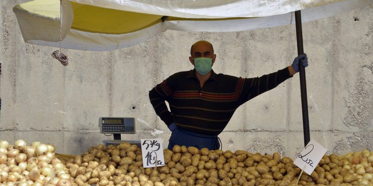 ‘Yoksulluk insanların temel haklarını elinden alan bir şiddet biçimidir’