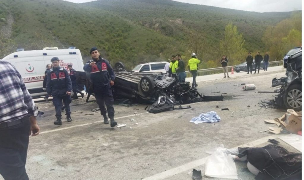 Çankırı’da trafik kazası: 3 kişi hayatını kaybetti, 12 yaralandı