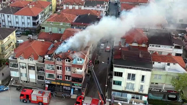 Çatı katında mangal yakıldı, binanın çatısı yandı