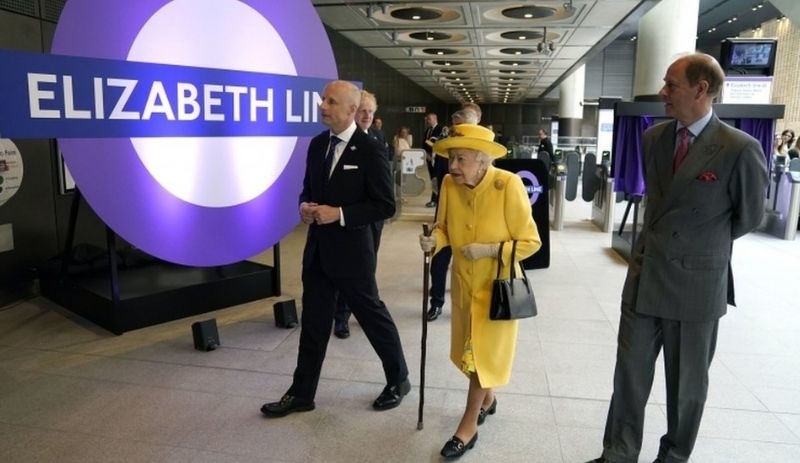 İngiltere Kraliçesi 2. Elizabeth, Londra'da adının verildiği metroyu ziyaret etti