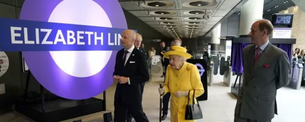 İngiltere Kraliçesi 2. Elizabeth'den Londra'da adının verildiği metroya sürpriz ziyaret