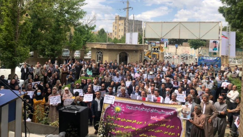 İran'da zamları protesto eden halk sokağa döküldü