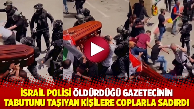 İsrail polisi öldürdüğü gazetecinin tabutunu taşıyan kişilere coplarla sadırdı