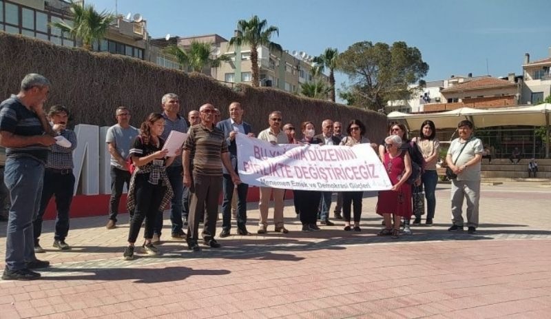 İzmir'de kamu arazilerinin satışa çıkarılması protesto edildi