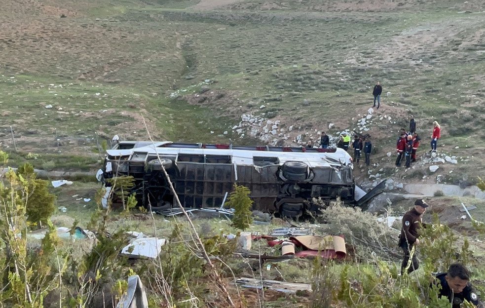 Şoför uyuya kaldı, Niğde’de öğrencileri taşıyan otobüs devrildi: 3 ölü, 41 yaralı