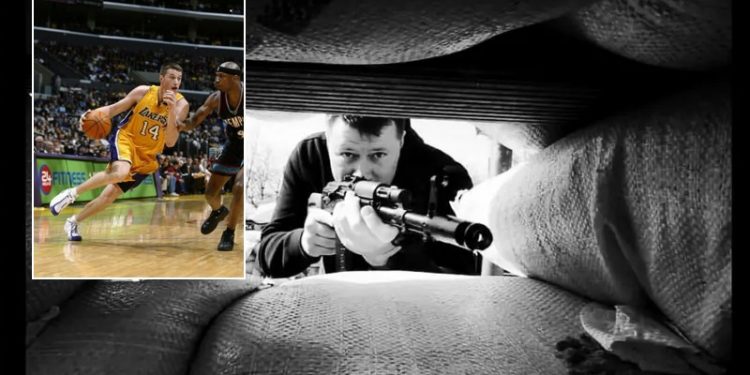 15 yıl önce Shaq ve Kobe ile NBA kupaları kaldırıyordu; şimdi elinde AK-47 ile Ukrayna'yı savunuyor