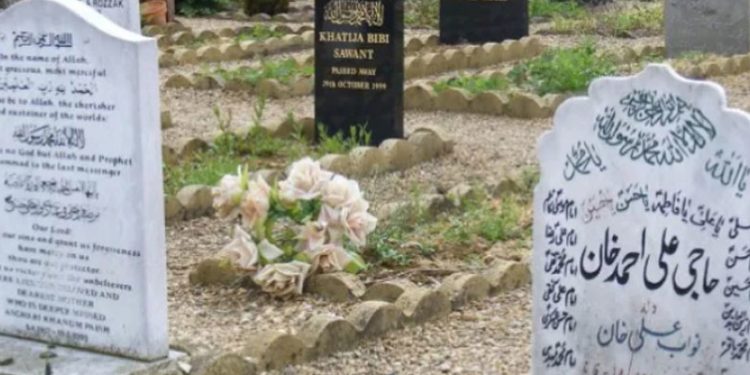 17 yaşındaki kızın mezarını açıp tecavüz ettiler