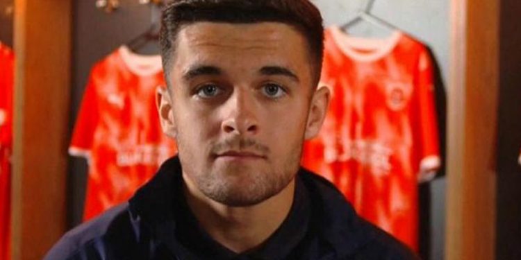 17 yaşındaki İngiliz futbolcu Jake Daniels eşcinsel olduğunu açıkladı, Başbakan Johnson tebrik etti