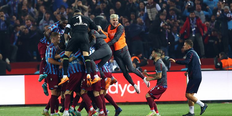 2021-2022 sezonu Süper Lig şampiyonu Trabzonspor!