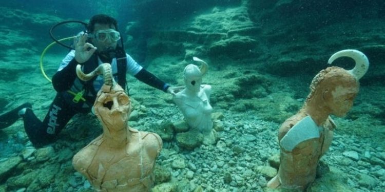 22 seramik ve heykel sanatçısının eseri denizde sergilendi