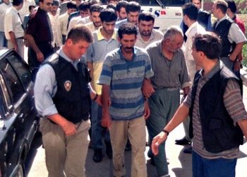 28 kişiyi tek kurşunla infaz edip şükür namazı kılmışlar