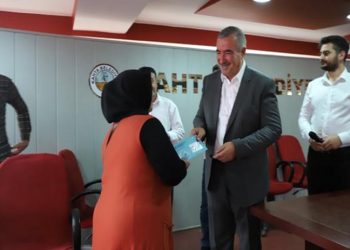 300 liralık yardım kartı için tören yaptılar