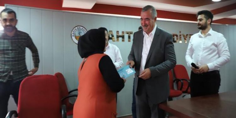 300 liralık yardım kartı için tören yaptılar