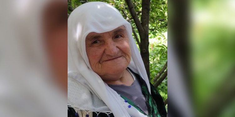 80 yaşındaki Makbule Özer, sahte kimlikli kişiye merhem sürdüğü için ceza alıp tutuklanmış
