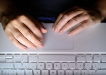 AB, internet şirketlerini çocuk istismarını içeren görüntüleri kaldırmaya zorlayacak