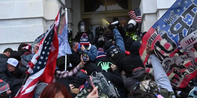 ABD'de Kongre'ye saldıran milis grubun lideri, iktidar değişimini zorla durdurmak için Trump'tan izin almaya çalışmış!