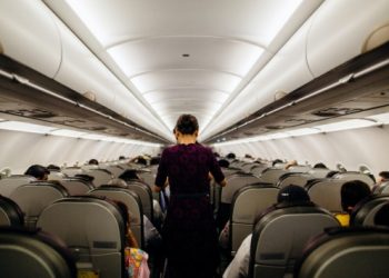 AB'de u&ccedil;uşlarda maske zorunluluğu sona eriyor