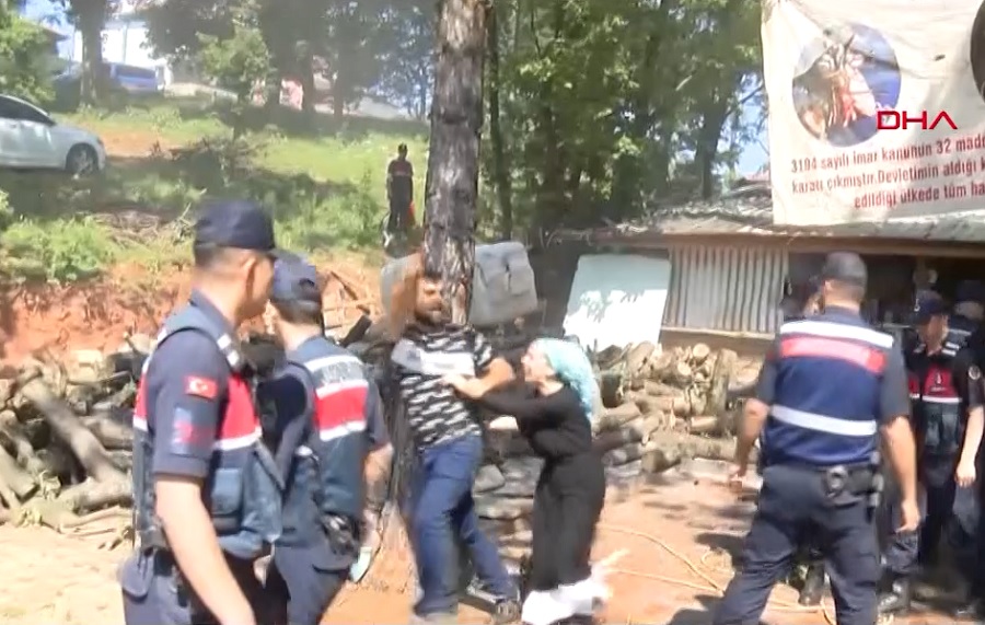 AKP’li belediyeyi ineğiyle protesto eden kişinin ahırı jandarma desteğiyle yıkıldı