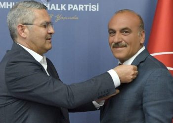AKP Silvan İlçe Başkanı Nimet Aksoy partisinden istifa ederek CHP'ye katıldı