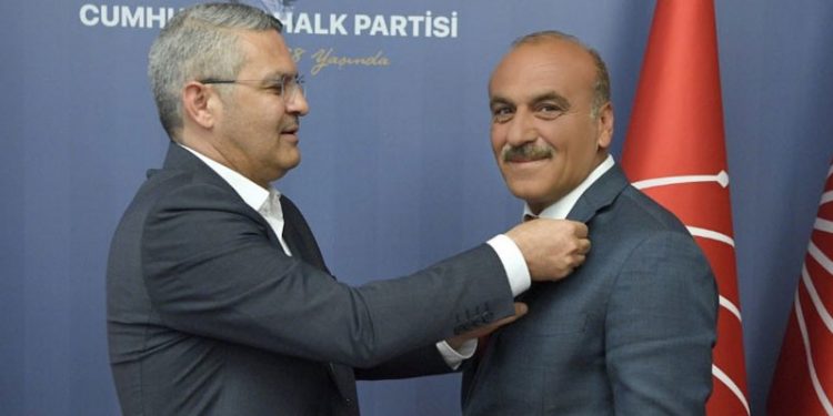 AKP Silvan İlçe Başkanı Nimet Aksoy partisinden istifa ederek CHP'ye katıldı