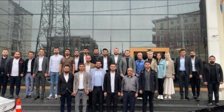 AKP gençlik kolları başkanları arasında 'aç bırakıldık' kavgası