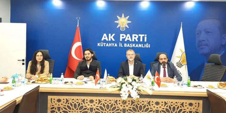 AKP İl başkanı bayramlaşma programında istifa etti