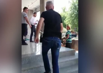 AKP'li belediyeyi ineği ile protesto etti, gözaltına alındı