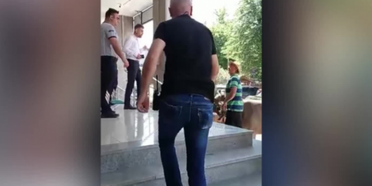 AKP'li belediyeyi ineği ile protesto etti, gözaltına alındı