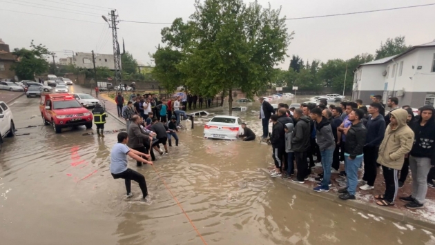 Adıyaman’da sel: Onlarca araç sular altında kaldı