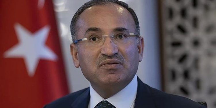Adalet Bakanı Bozdağ'dan CHP'ye kınama: Yargı görevlileri tehdit edilemez; yargı kararları siyasi taraftarlığa uygunluğa göre değerlendirilemez
