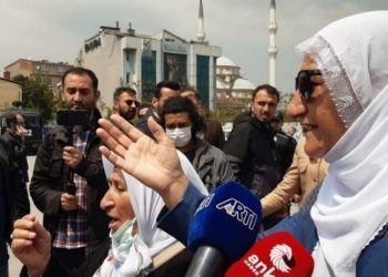 Adalet Nöbeti'nde darbedilerek gözaltına alınan Akman ve Çiftçi serbest bırakıldı