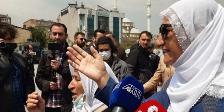 Adalet Nöbeti'nde darbedilerek gözaltına alınan Akman ve Çiftçi serbest bırakıldı