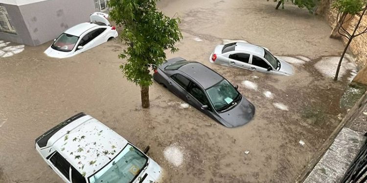 Adıyaman'da sel: Araçlar su altında kaldı