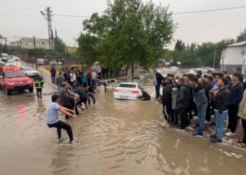 Adıyaman&rsquo;da sel: Onlarca ara&ccedil; sular altında kaldı