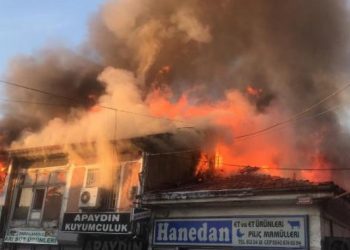 Afyonkarahisar alevlere teslim oldu: 15 iş yeri küle döndü