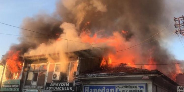 Afyonkarahisar alevlere teslim oldu: 15 iş yeri küle döndü