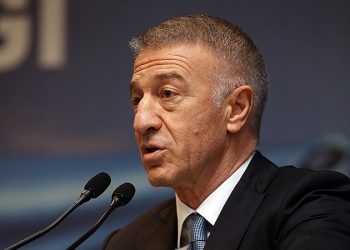 Ahmet Ağaoğlu'ndan Trabzonspor taraftarına: Şampiyonluğu silahla kutlamadıkları için teşekkür ediyorum