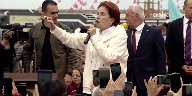 Akşener gençlere seslendi: Ülkede kalın; bir yılımız var, çok az kaldı
