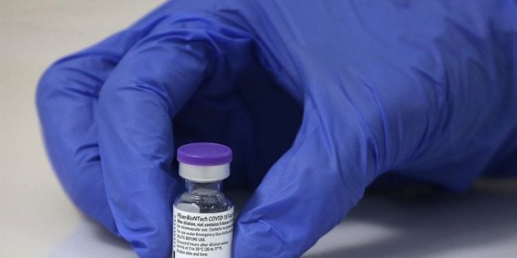 Almanya Covid-19 aşılarının yan etkilerini tartışıyor