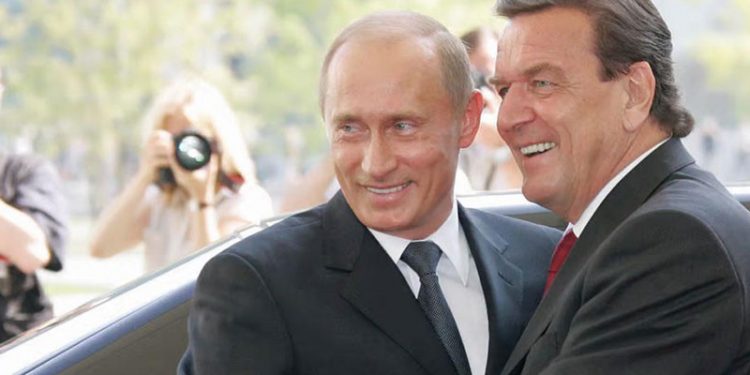 Almanya, Putin'le dostluğunu sürdüren Schröder'in imtiyazlarını elinden aldı